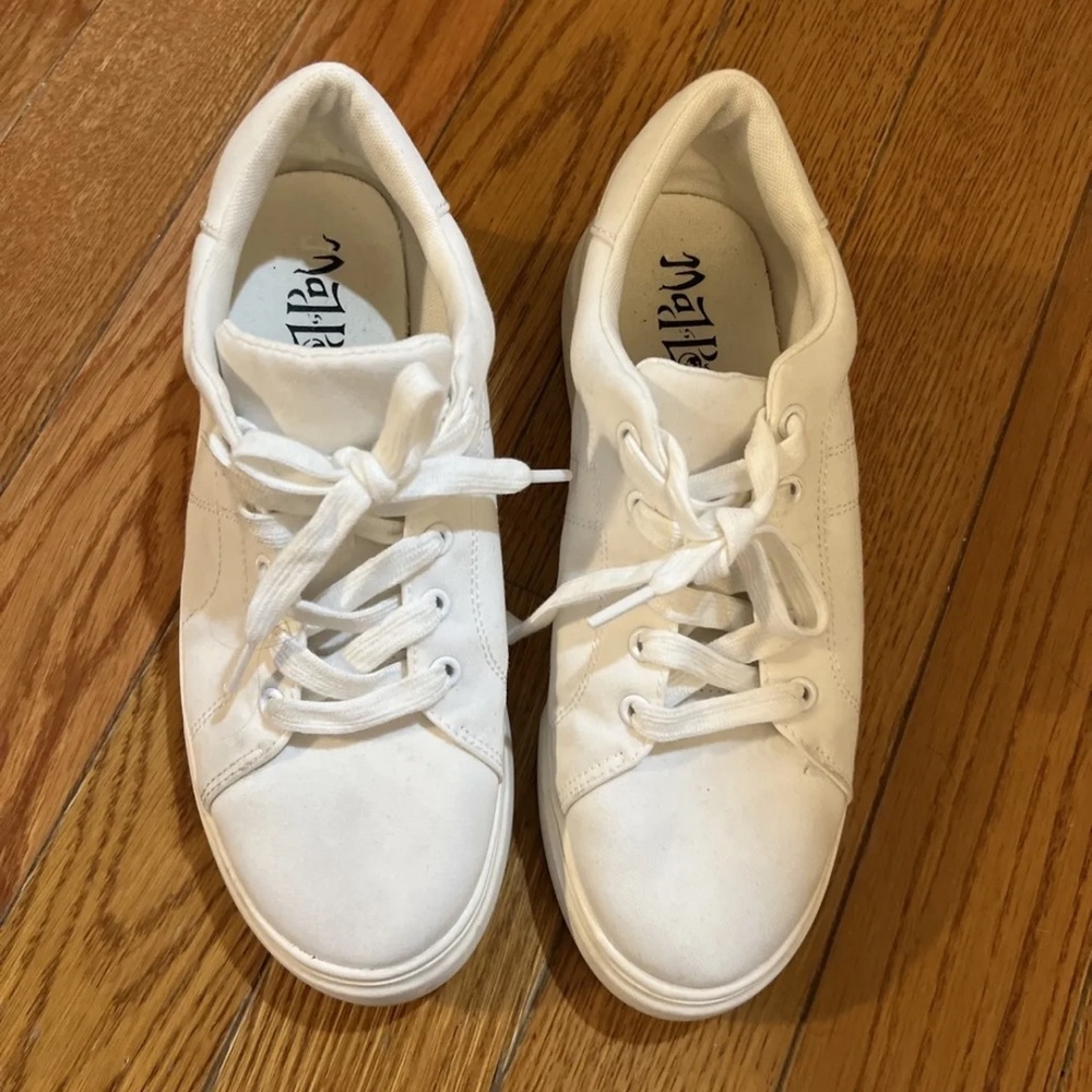 Womens Mad Love Sneakers White Casual Tennis Shoes Size 9.